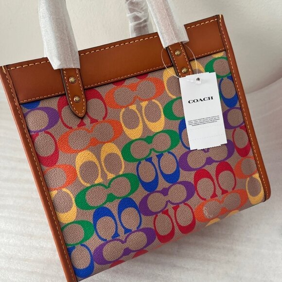 New Coach Field Tote 22 in Rainbow 🌈 signature canvas - Picture 2 of 4